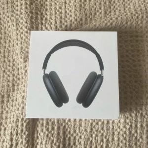 AirPods Max Midnight - Snygga Apple AirPods Max i färgen Midnight och inprincip helt nya! Säljer dessa för att dessa sorters hörlurar inte var något för mig. Skicket är som nytt, ljud o allt funkar perfek. Minsta fundering hör av er!