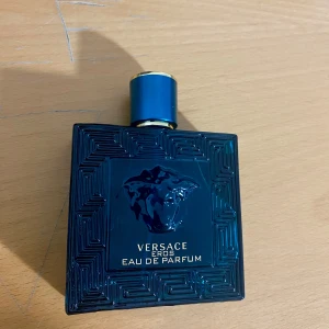 Versace Eros Eau de Parfum 100ml - Versace Eros Eau de Parfum, 100 ml. Tillverkad i Italien. Ingredienser: Alcohol Denat., Parfum (Fragrance), Aqua (Water), Limonene, Linalool, Coumarin, Alpha-Isomethyl Ionone, Citral, Citronellol, Geraniol, Cinnamal, Eugenol. Snygg och ikonisk doft för dig som vill sticka ut. Priset går diskuteras