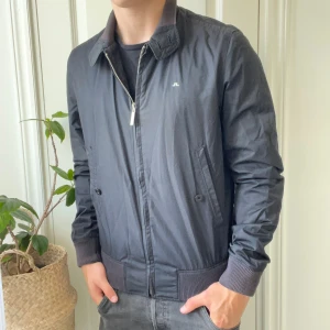 J.lindeberg jacka svart  - J.lindeberg jacka svart, modellen är 180,75 kg och bär M. Inga defekter men använd 🫶