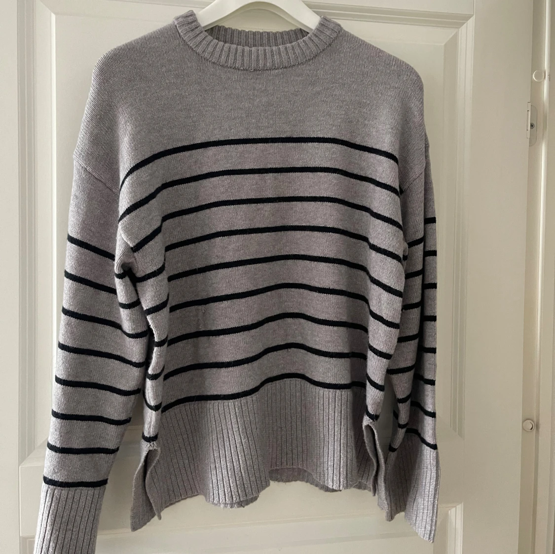 Grå randig stickad tröja