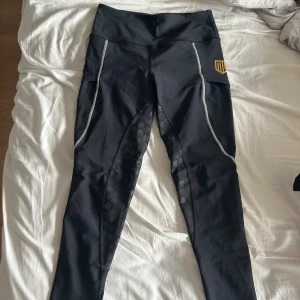 maya delorez ridbyxor🩷 - säljer dessa då de var för stora! helt oanvända. kostar 799 i vanliga fall men säljs för 500!❤️