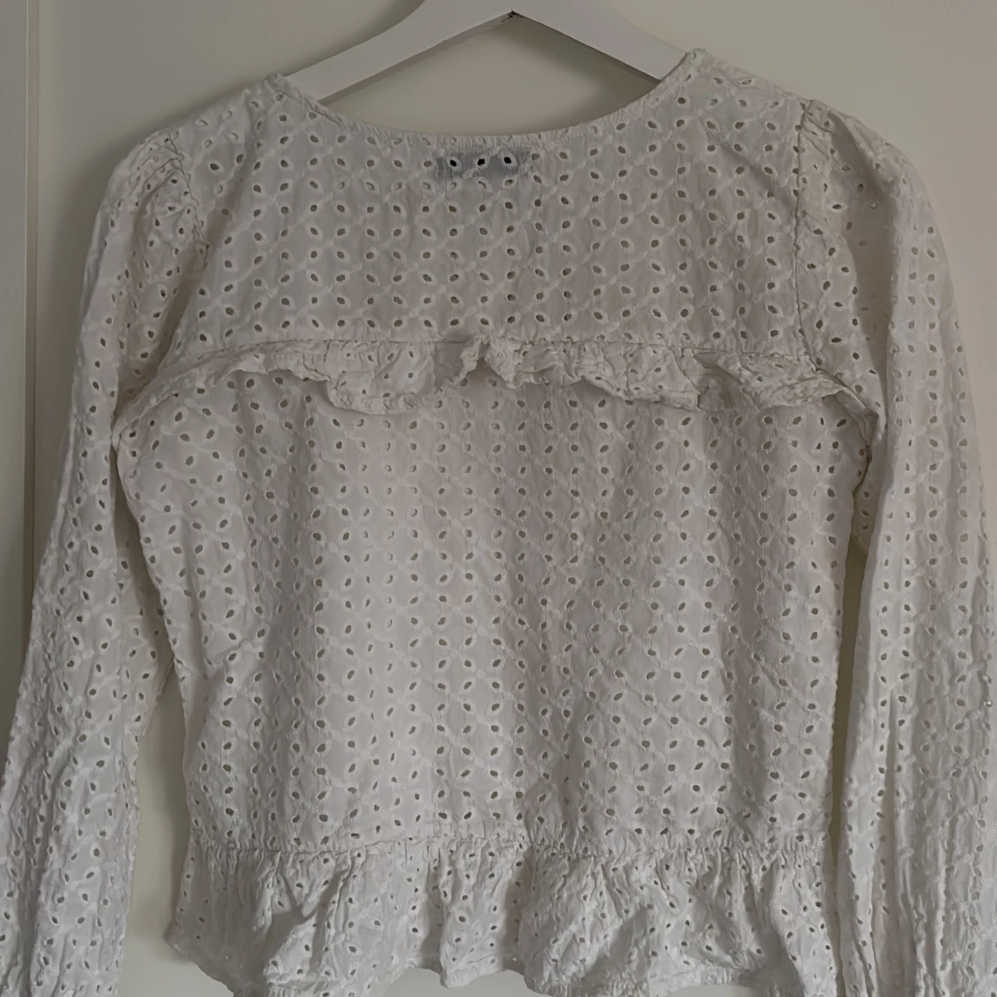 Vit blus med volang från Reserved💕 - 3