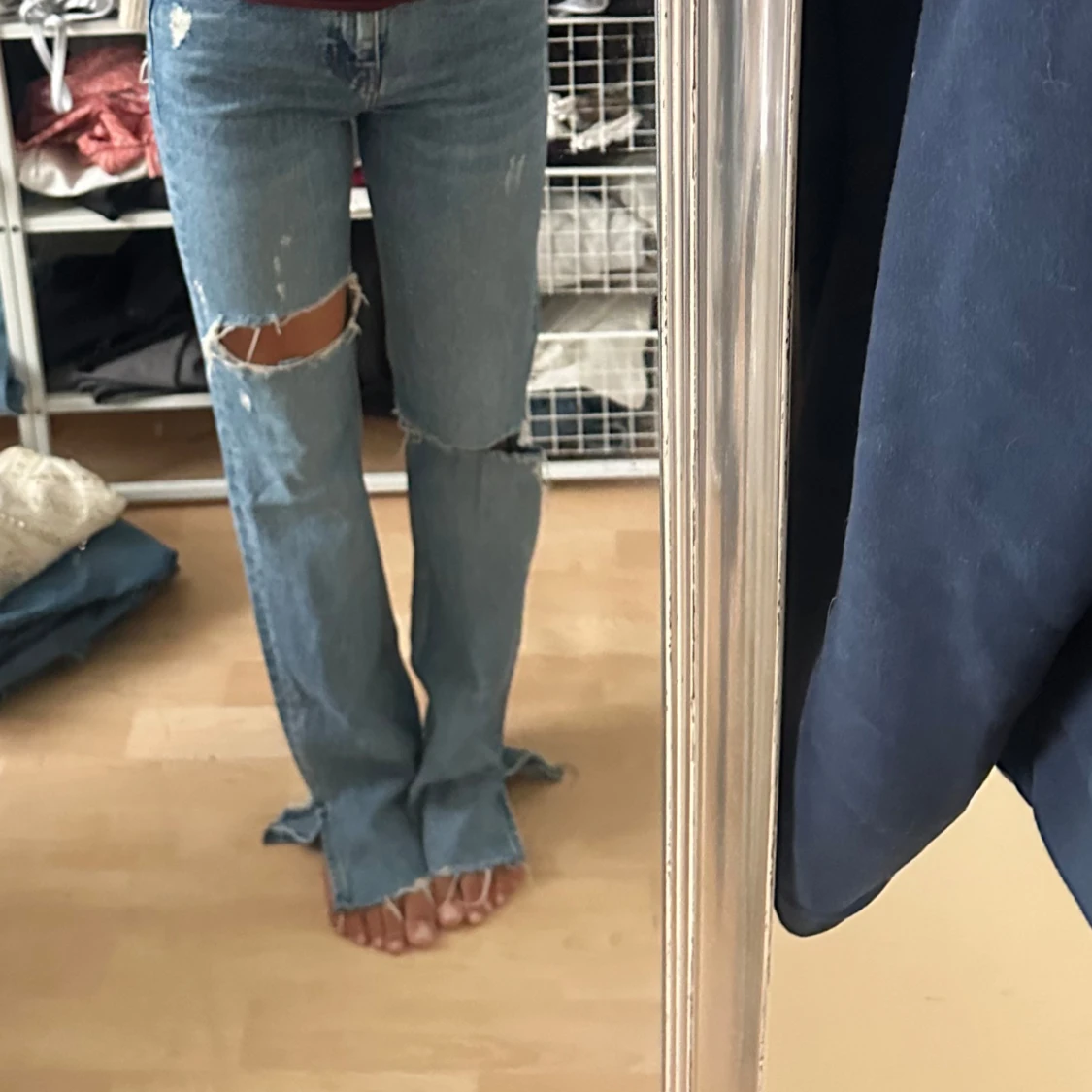 Blå bootcut jeans med slitningar - 1