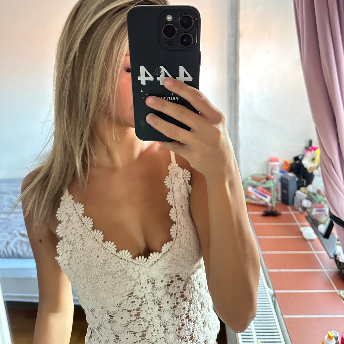 Vit spetsig linnetopp med blommönster - 1