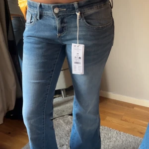 Jeans från Gina - Så himla fina jeans från Gina i stl 36 (på bilden är de storlek 34)! Helt nya med prislapp kvar. 