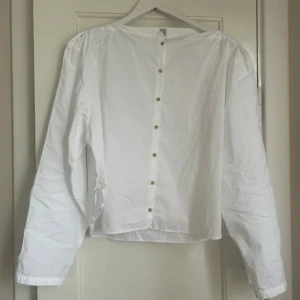 Toteme skjorta - Säljer en superfin skjorta från toteme, helt oanvänd!!