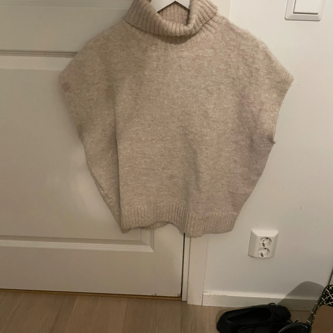 Beige stickad polotröja - 1