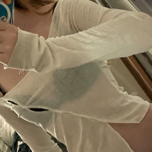 vit genomskinlig topp - passar med ALLT, jättesöt med linne under 💗från minga knappt använd, pris kan sänkas, skriv för frågor etc <3