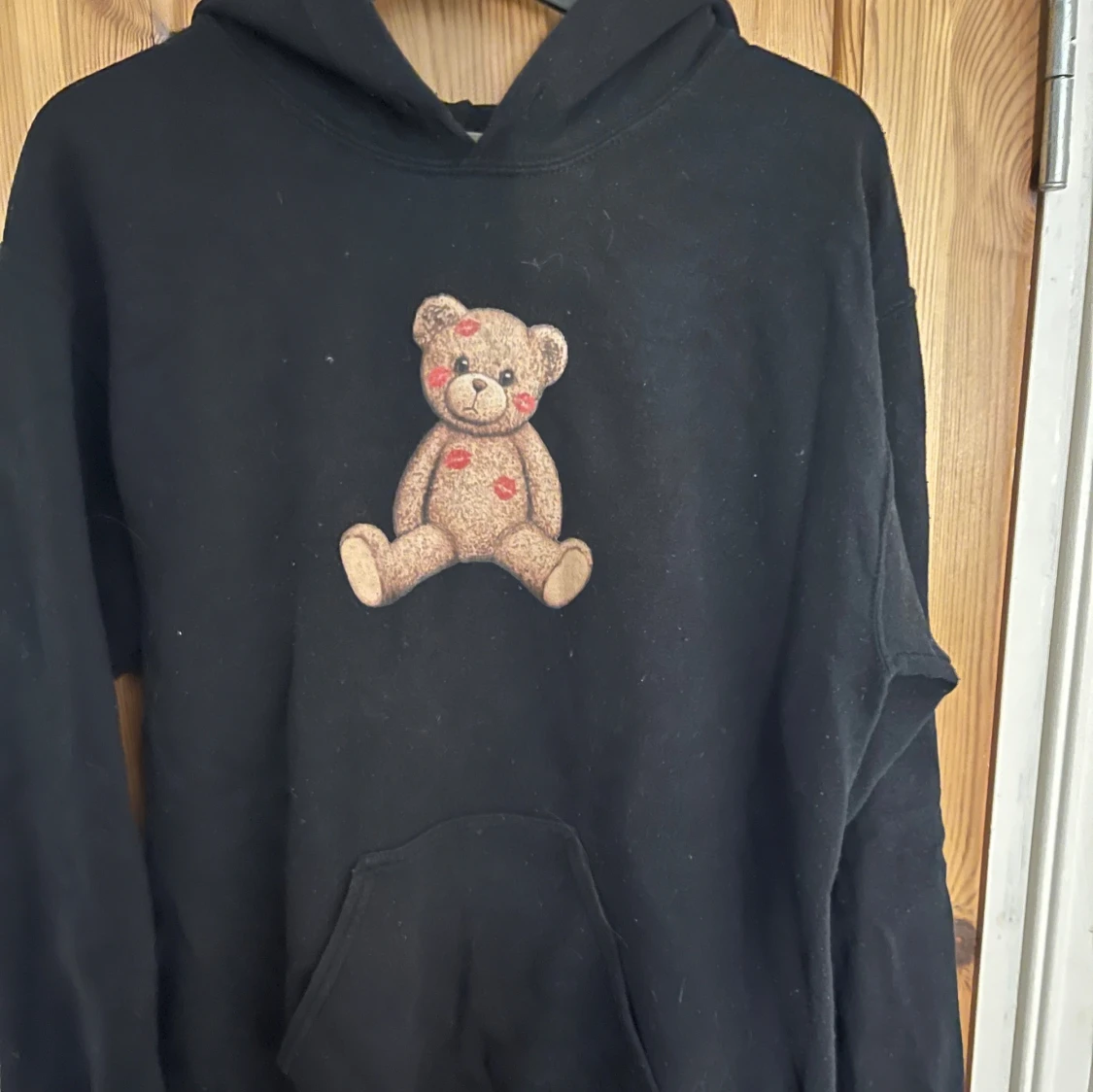 Svart hoodie med nalletryck