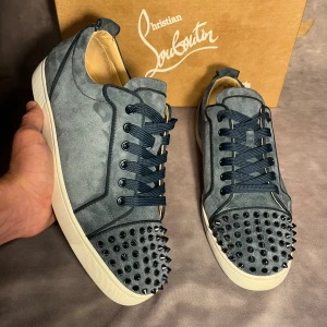 Christian Louboutin-washed blue  - Säljer dessa otroligt snygga och sällsynta Louboutin skorna. Modell washed blue/TEMPETE METAL. Skorna är använda 1 gång så helt nya 10/10. Storlek 44 sitter runt där, Orginal box och dustbag
