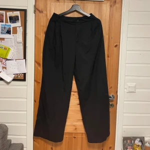 Svarta kostymbyxor från ZARA - Säljer ett para svarta flared kostymbyxor från ZARA i storlek S.