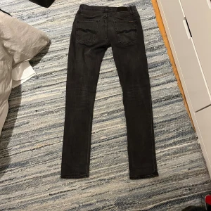 Nudie Jeans - Säljer dessa riktigt feta Nudie Jeans som tyvärr inte kommer till användning‼️  Modell: Grim Tim✅ Pris: Går att diskutera‼️‼️  OBS: Det är hål i fickorna men egentligen är det inga problem eftersom att Nudie Jeans har en gratis lagning policy så det är bara att lämna in dem hos Nudie så lagar dem jeansen helt gratis✅‼️‼️