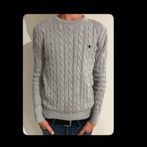 Grå kabelstickad tröja från Morris - Säljer min Morris tröja i grå färg då den är för liten | mycket bra skick och väl omhändertagen | storlek XS | modellen på bilden är 175cm lång |