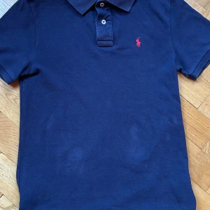 Polo ralph lauren pike - Polo|pike|fint skick|mörkblå|inga defekter|storlek 14-16år. Motsvarar ungefär xs