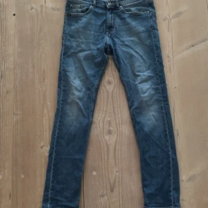 Blå slim fit jeans från Tiger of Sweden - Säljer ett par riktigt snygga jeans från Tiger of Sweden. Bortsett från att en av bältehållarna gått sönder så är jeansen i grymt skick.                       Nypris ca: 1300-1500