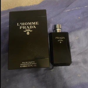 Prada L'Homme EdT 100ml - Stilren och lyxig eau de toilette från Prada. Volym: 100 ml. Ingredienser inkluderar alkohol, aqua, limonene, coumarin, citral och geraniol. Tillverkad i Frankrike. Perfekt för dig som vill sticka ut med en ikonisk doft. Ca 80ml kvar i flaskan!