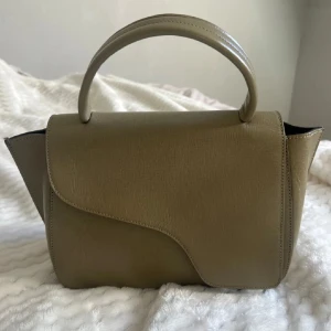 ATP atelier väska - Säljer min stora ATP väska som jag köpte här på plock för ett halvår sedan. Kom inte till användning då jag har liknande!! Den är inte sliten men det har lite rost på metallen samt lite veck på framsidan (syns i bilderna). Överlag är skicket jättefint!! Skriv om ni har frågor🩷🩷