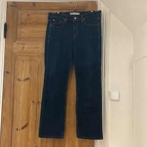 Levi's 501 mörkblå jeans straight fit - Ett par midwaist Levi's 501 jeans i mörkblå tvätt med raka ben. Dessa är köpta hör på plick och är i utmärkt skick och har sedan dess används ett par gånger av mig🥰