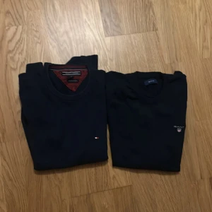 Svarta tröjor från Tommy Hilfiger & GANT - Två stilrena svarta tröjor från Tommy Hilfiger och GANT. Båda har rund hals och diskret logga på bröstet. Perfekt för dig som gillar klassisk och enkel stil. Passar till jeans eller chinos och är ett måste i garderoben. Storlek S och Xs 500 för båda 