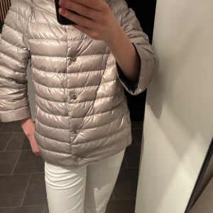 Herno pufferjacka silver/marinblå - Säljer en snygg pufferjacka från Herno i storlek 42 men motsvarar S. Jackan är vändbar med ena sidan i glansig beige färg och andra i marinblått. Den har trekvartsärmar, knappar framtill. Har kvitto. Priset kan diskuteras💕 skriv om du har någon fundering🩷