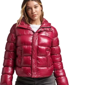 Röd pufferjacka från superdry - Säljer en riktigt snygg röd pufferjacka från superdry med glansig finish och huva. Köptes förra vintern och den kom inte till användning  för att jag har haft andra jackor  köptes för 1500 kr 