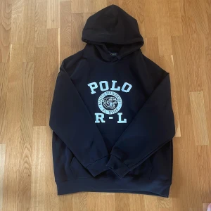 Polo Ralph lauren hoodie - Säljer denna extremt feta Ralph lauren hoodie som passa perfekt till hösten, storlek M men är lite stor i storleken, bara höra av sig vid funderingar 