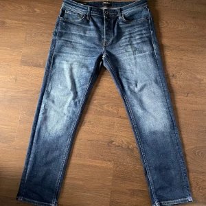 Blå jeans från Jack & Jones - Säljer dessa feta jeans från Jack and Jones. Utmärkt skick utan några defekter. Skriv privat vid minsta fundering✌🏻👍🏻