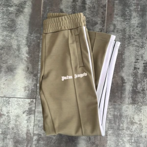 palm angels track pants - säljer dessa sjukt snygga palm angels byxor o fint skick, grön färg som passar perfekt till hösten. storlek S