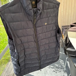 Mörkblå väst från Morris - Säljer nu en riktigt skön väst från Morris. Inga skador eller andra täcken på slitage. Skriv gärna vid frågor och funderingar 