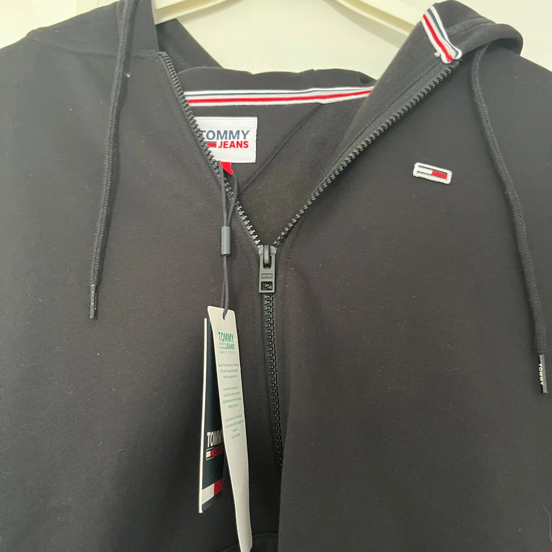 Svart hoodie från Tommy Jeans