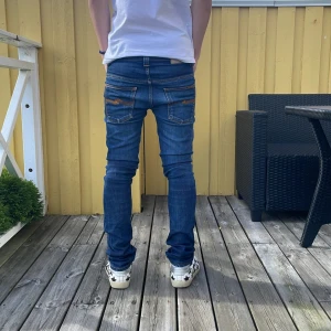 Nudie Jeans ”tape Ted” - Säljer just nu ett par nudie jeans i modellen tape Ted i storleken W30 L34, i skick 9/10. Modell: 173 cm och väger 60kg!