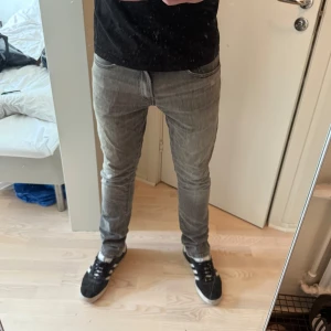 Ralph lauren sullivan slim jeans - Ljusgrå jeans från Ralph lauren i modellen sullivan slim i storlek 30x32 använda varsamt.