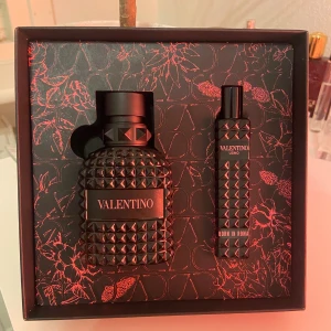 Valentino Born In Roma parfymset - Elegant och modern doft från Valentino. Passar både vardag och fest. Setet innehåller en 50ml flaska och en smidig 15ml för väskan. Helt nya och oanvända. 