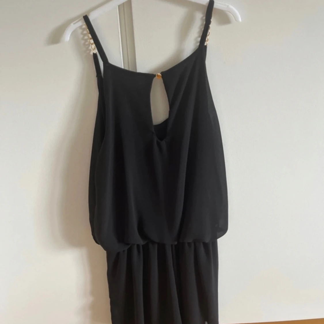 Svart kort klänning med inbyggda shorts med guldkedjor - 1