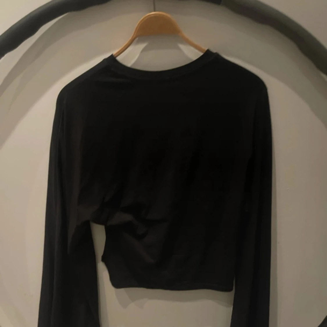 Svart långärmad topp med vida ärmar - 2