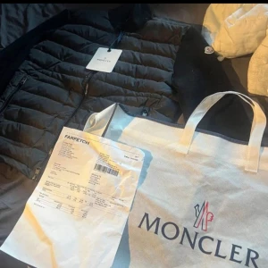 Moncler Jacka  - Hej!  säljer min moncler jacka. 🥼 Säljer den eftersom den är en storlek för stor.  Och vill ha lite pengar💸💸🤑 skicket är helt nytt. 🧼 Äkta jacka, jätte fin. ✨ Pris kan diskuteras vid snabb affär. 👌 leverans går att ordna bara via plick🪧 inte annars.  Först till kvarn🥇🥇 Bara skriv ett hej i mina dm om du undrar något. Svara alltid inom nån timme