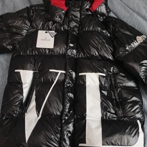 Svart pufferjacka från Moncler - Säljer en riktigt skön Moncler x Valentino jacka som jag ärvde av min farbror för cirka 2 år sedan, dock bara använd ett fåtal gånger. Nypris är runt 6000kr, den har små defekter (se sista bilden) därav priset. Den är storlek M men passar även perfekt till s och L pågrund av dens storlek. Skriv om du har några funderingar.