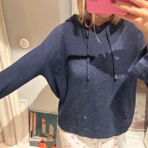 Soft goat hoodie - Snygg mörkblå hoodie från softgoat som inte säljs längre!