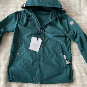 Moncler Grimpeurs - Moncler Grimpeurs Giubbotto i sällsynt emeraldgrön färg😍. Lätt och vattenavvisande vindjacka med justerbar huva och tvåvägsdragkedja. Färgen är väldigt fin Och ovanlig också. Storleken är S/1 i Moncler och passar Män S storlek! Skicket är gott som ny 🆕. Ingen tecken på användning eller defekter. Man får med Authentic triangel, Moncler tags 🏷️, Samt lite extra saker. Nfc Scan✅ QR Scan✅ industri tag✅ ❗️Pris kan diskuteras ❗️obs!! Inom snabbaffär och bundle köp, men tveka inte och kontakta🙌 Kontakta👇