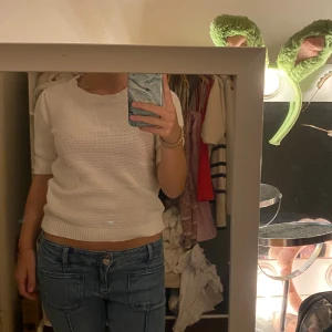 Vit stickad tröja - Säljer en vit stickad topp med korta ärmar och rund hals. 💕💕💕