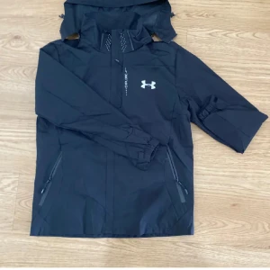Ny under armour jacka  - Regn jacka helt ny storlek M