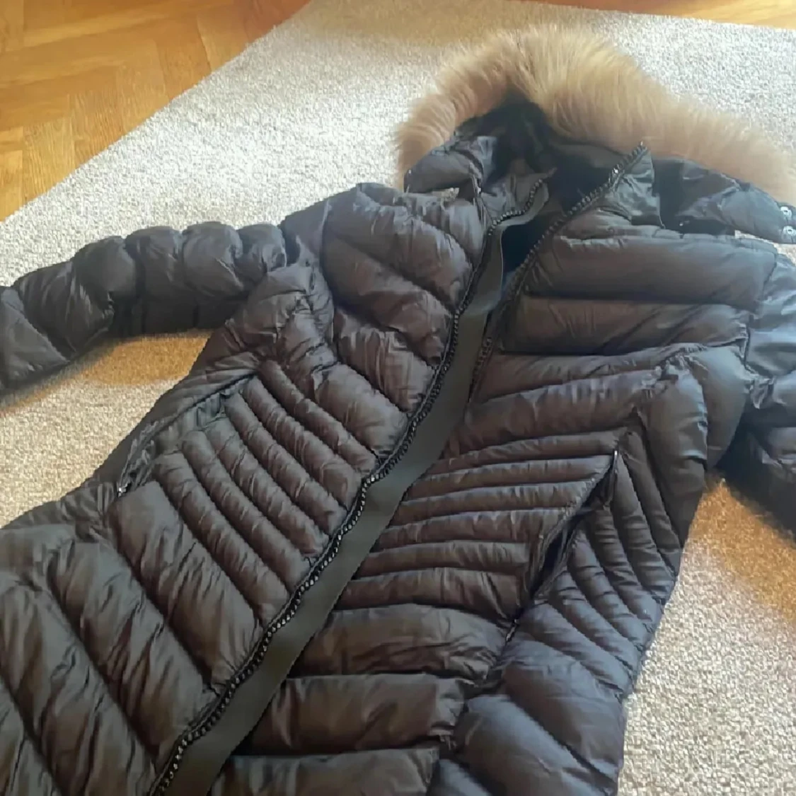 Svart dunjacka från Moncler med pälskant - 4