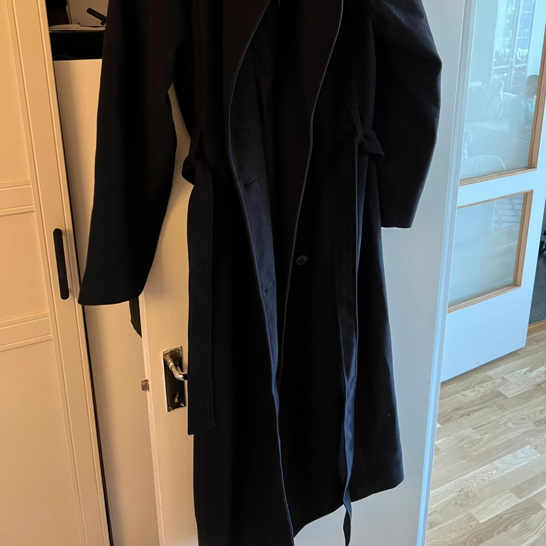 Svart lång kappa från Claire Rose x NAKD - 1