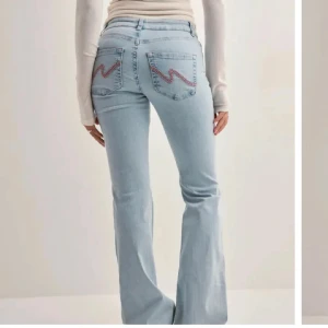 Nelly jeans  - Nelly lågmidjade jeans endast använda få gånger, pris kan diskuteras 💕