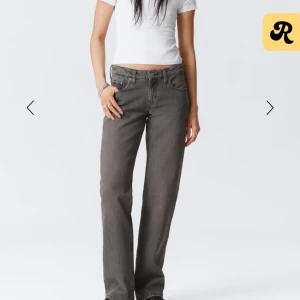 weekday arrow jeans - De är inte den exakta färgen på första bilden, men samma modell. Färgen finns inte kvar längre. Storlek 30/32 vanligt pris 590