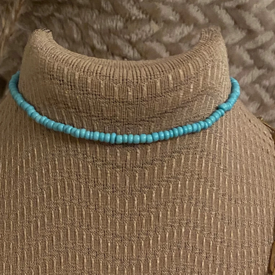 Två halsband med turkosa och guldiga detaljer - 2