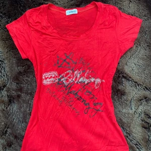 Fin röd t-shirt  - Fin röd t-shirt. Köpt second hand och andvänds inte längre då det inte riktigt är min färg. Diskuterar inte priset❤️❤️❤️