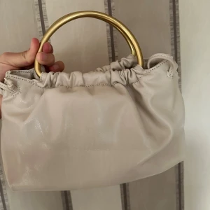 Väska  - Fin väska från Zara, endast använd en gång 