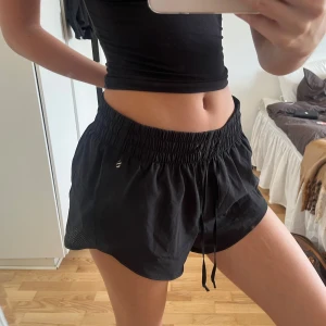 Svarta träningsshorts med snörning - Sköna svarta tränings/volleyballshorts med insydda tightare shorts undertill