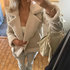 Beige teddyjacka  - Säljer en snygg beige teddyjacka från The Iconic Jacket, jättefin höstjacka och jättevarm och mjukt material innutti 💗💗 Har aldrig använt jackan och den är i nytt skick, köpte den för 700 kr. bara att höra av sig vid frågor och intresse, tryck gärna på köp nu!!☺️☺️